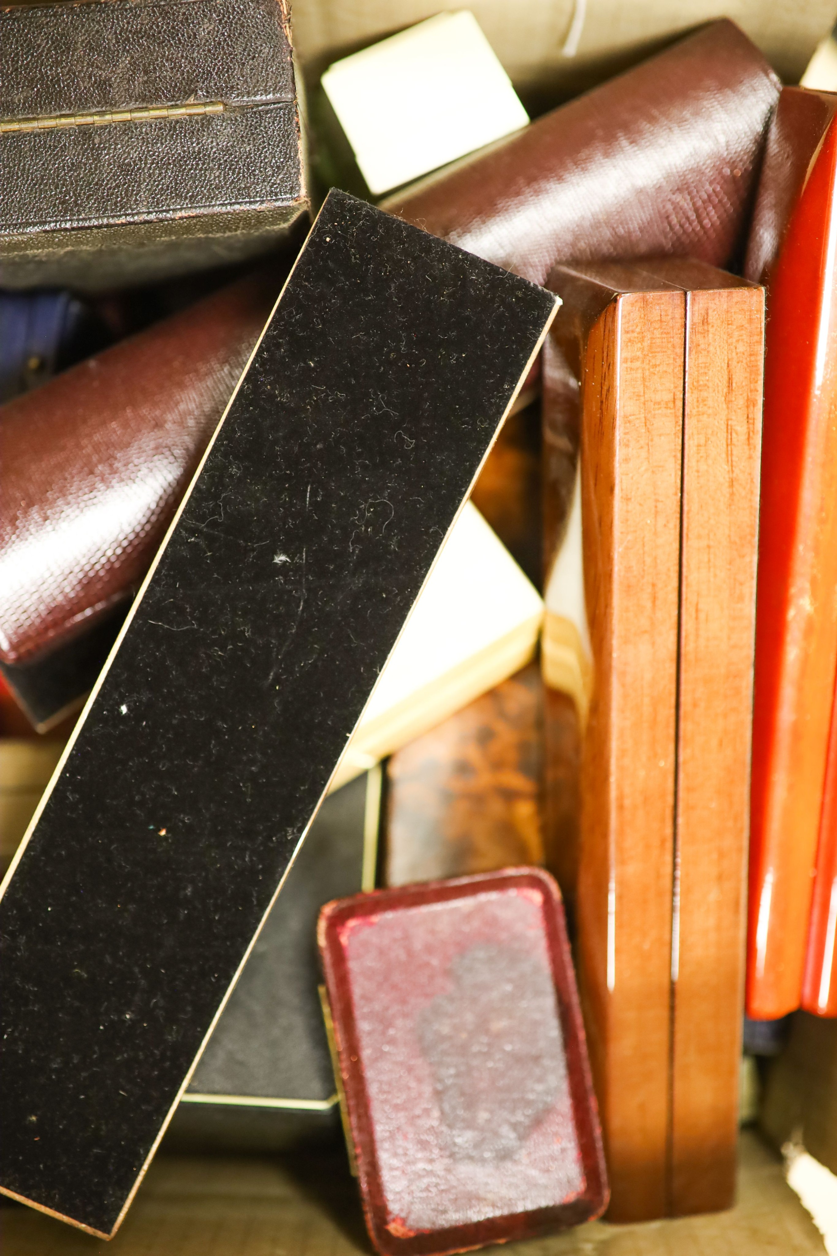 A quantity of assorted jewellery boxes.